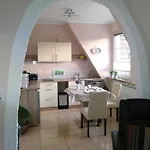 아파트 Geraeumige In Mit Terrasse By Interhome